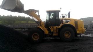 Фронтальный погрузчик CAT 966H в работе Фронтальный погрузчик CAT 966H в работе