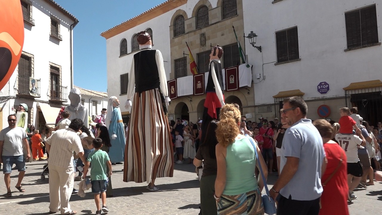 Feria de Sabiote 2026 · Pasacalles de gigantes y cabezudos y entrevistas