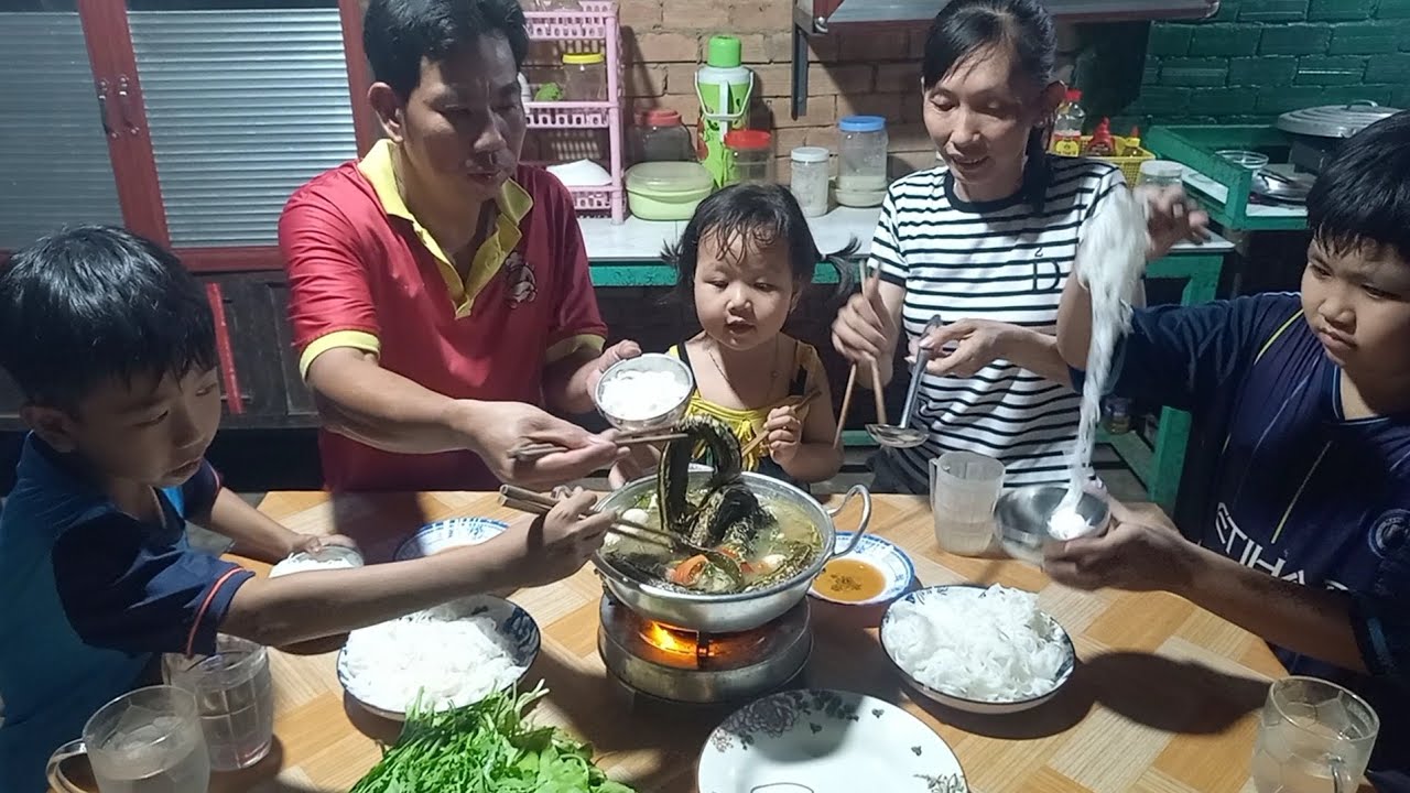 Hôm nay em nấu nồi lẩu lương ăn với cải nhà trồng # Toàn Tv