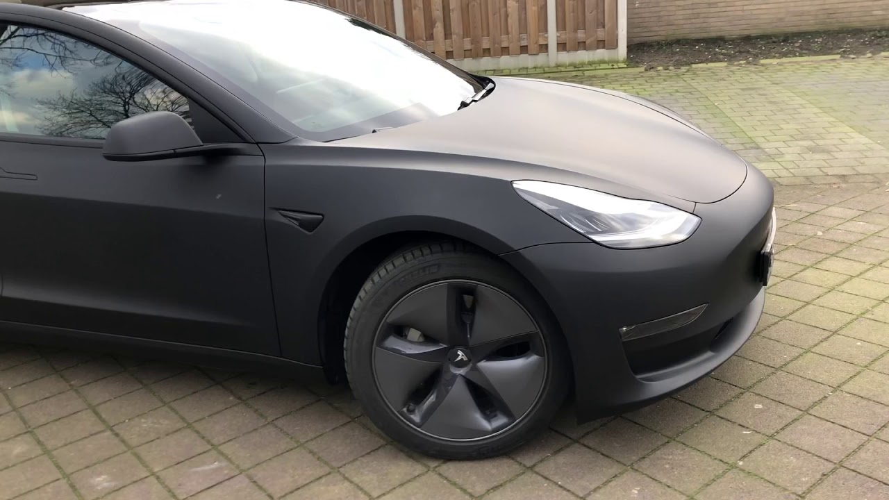 Tesla Model 3 wrappen in mat zwart alle ramen tinten en middenconsole