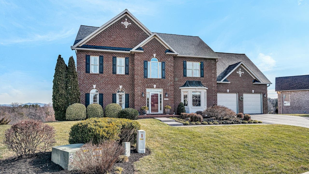 2120 River Oaks Dr, Salem, VA