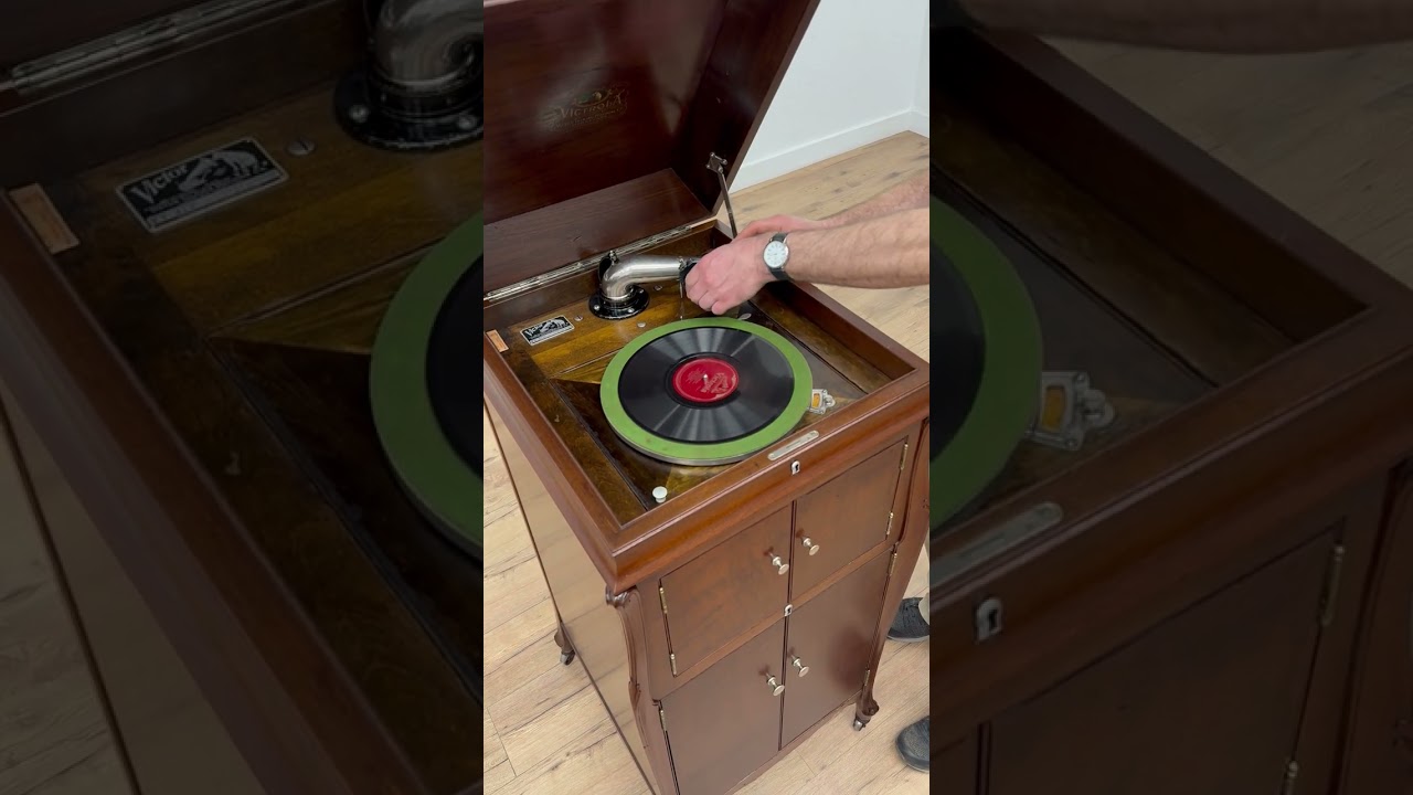 Victor Antique Victrola Walnut Phonograph VV-XIV, Records