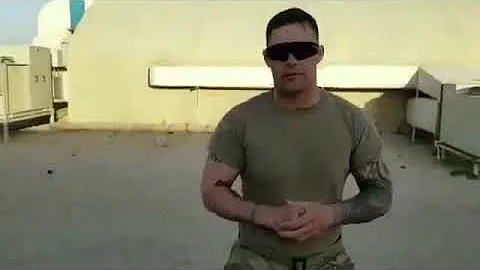 美國海軍陸戰隊資深教官，示範如何對付持刀壯漢 - 天天要聞