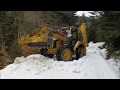 Caterpillar 434E-vyhrnování sněhu-  (Snow plowing) - pohled z kabiny - cab view