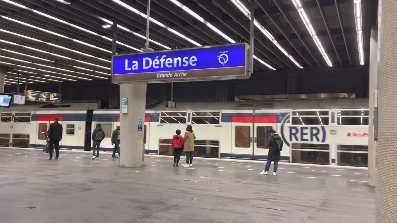 Gare de La Défense, RER A - YouTube