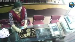 Woman Steals Gold Bangles from Jewellery Store Ernakulam, Caught on CCTV Camera | Overseas News