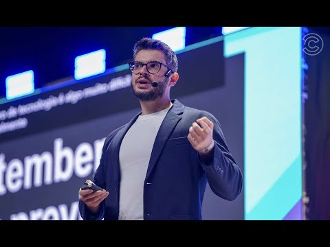 Diogo Cortiz no palco do BB Digital Week