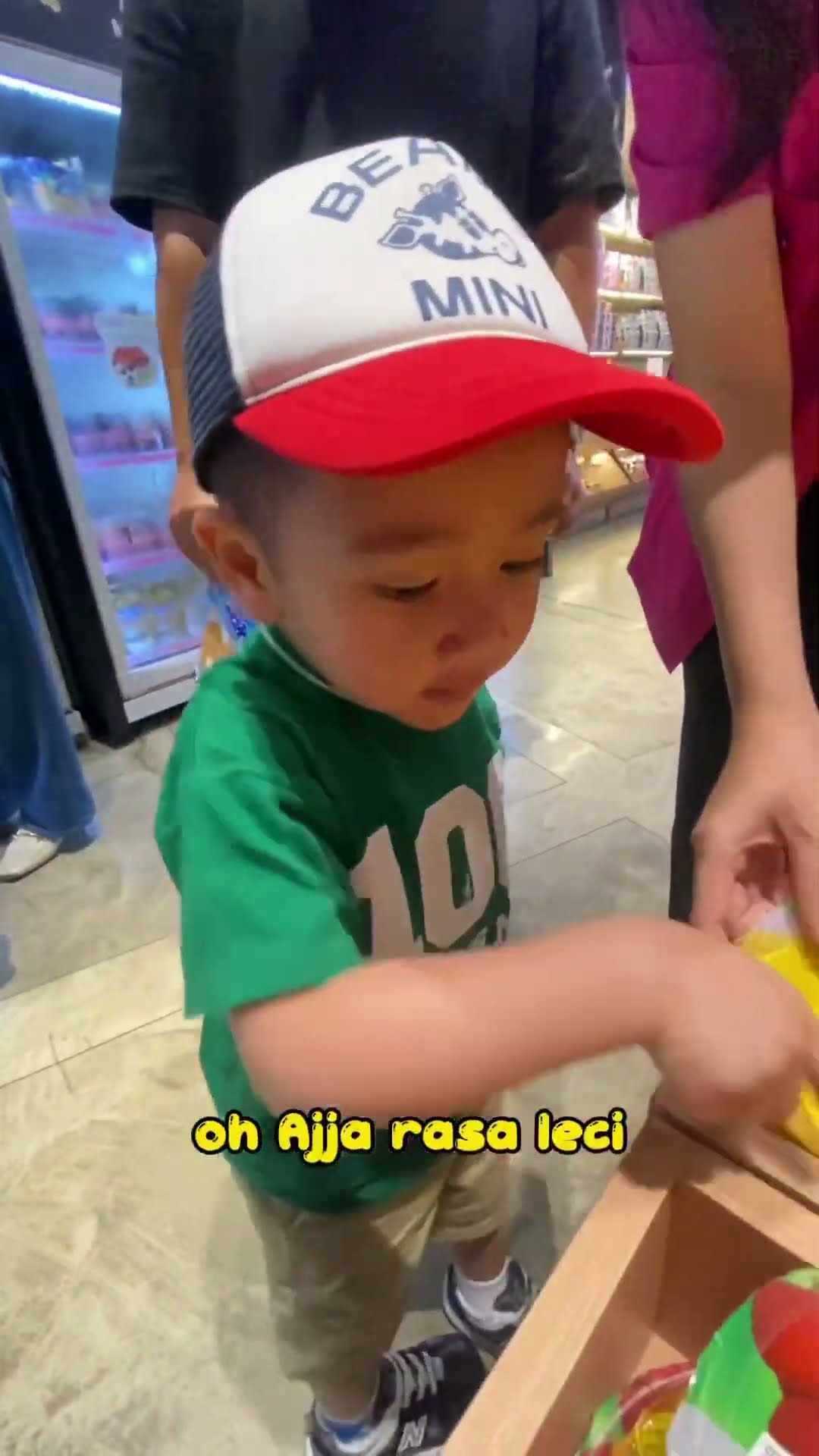 Bagi oleh oleh dulu. Ada yang mau?