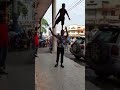 ¡Sorprendente! Los malabares y acrobacias de este niño son fantásticas.