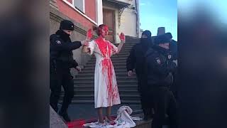 'My Heart Bleeds': Artist Covers Herself in Fake Blood to Protest War in Ukraine in St. Petersburg