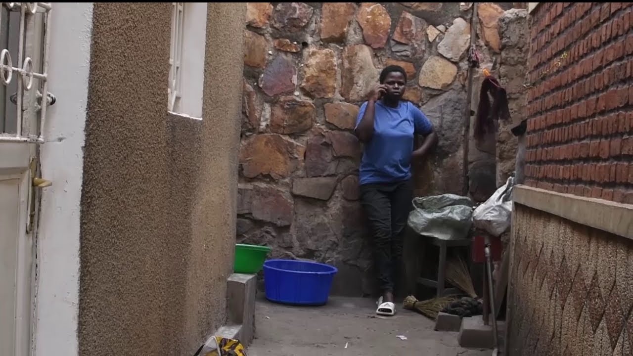 Umukozi wo murugo basanze asambanira mu cyumba cy'abana n'umukozi utwara ibishingwe