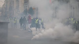 Scontri in Francia, lacrimogeni contro i gilet gialli