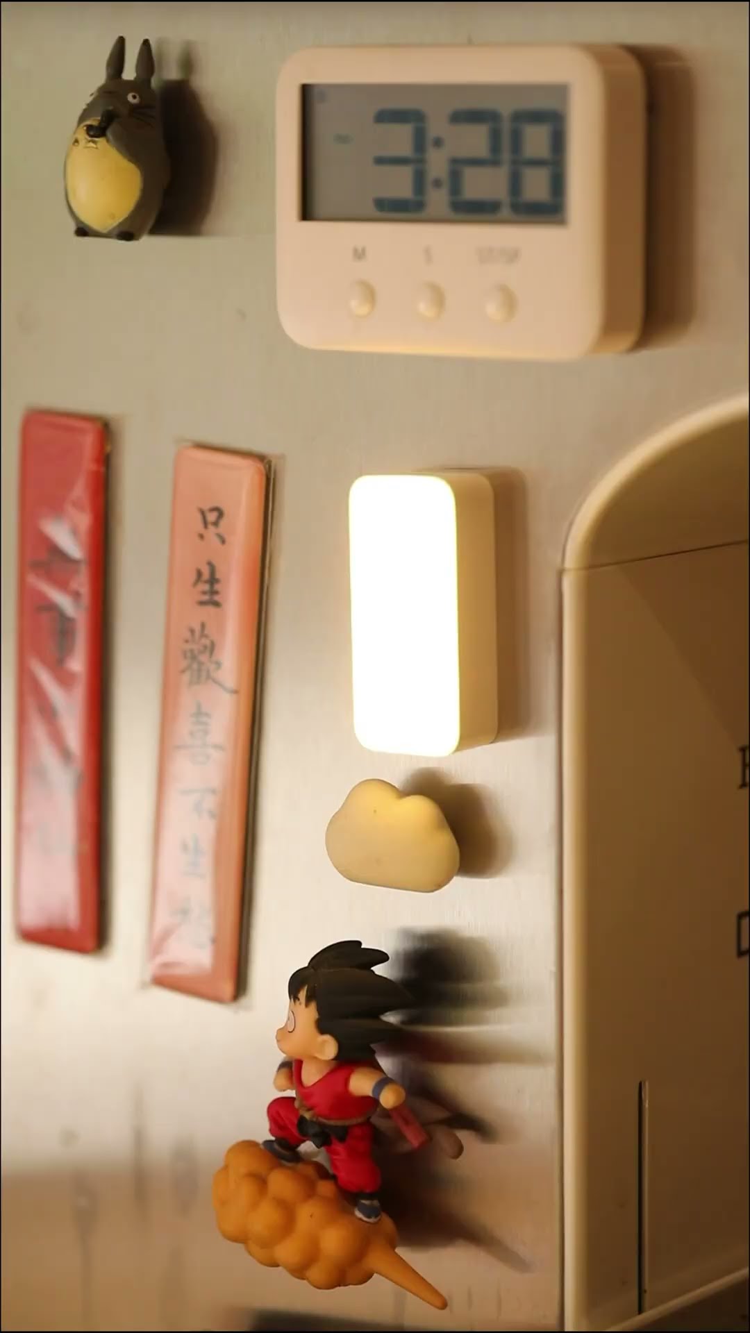 The product is good but it feels like I was shot in the head! Magnetic fill light Mobile phone fill