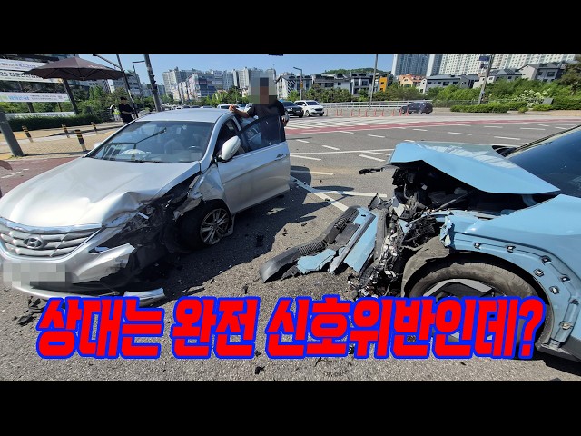 27526회. 예측 출발해서 좌회전하려던 블박차와 신호 위반으로 달려온 맞은편 상대의 정면충돌! 근데, 경찰은 블박차를 가해차량으로 처리?
