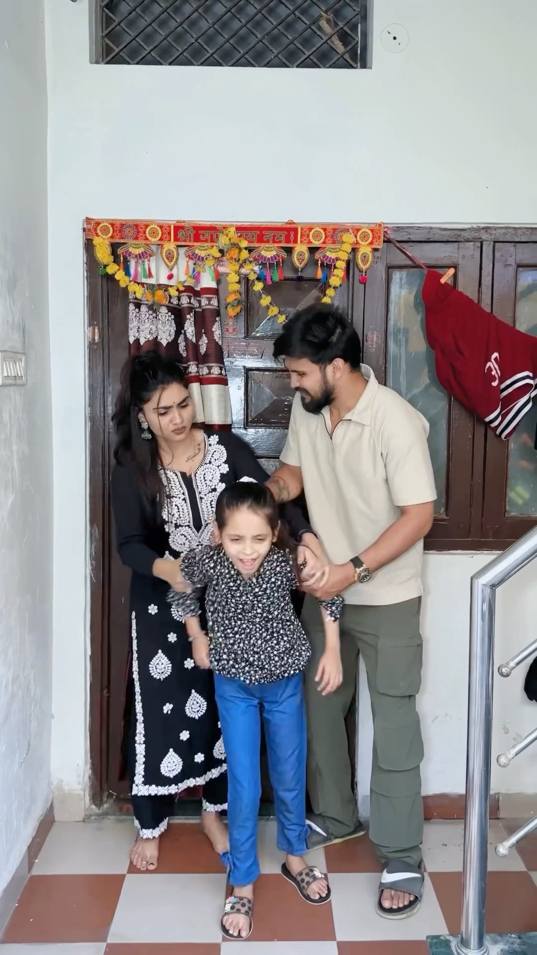 पड़ौसी की बच्ची ने किया हेम परेशान?? #comedy #kajalsoni #youtubeshorts #funny #drama @kajalsoni