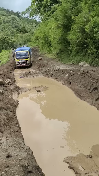 cara sopir truk melewati jalan kubangan lumpur.