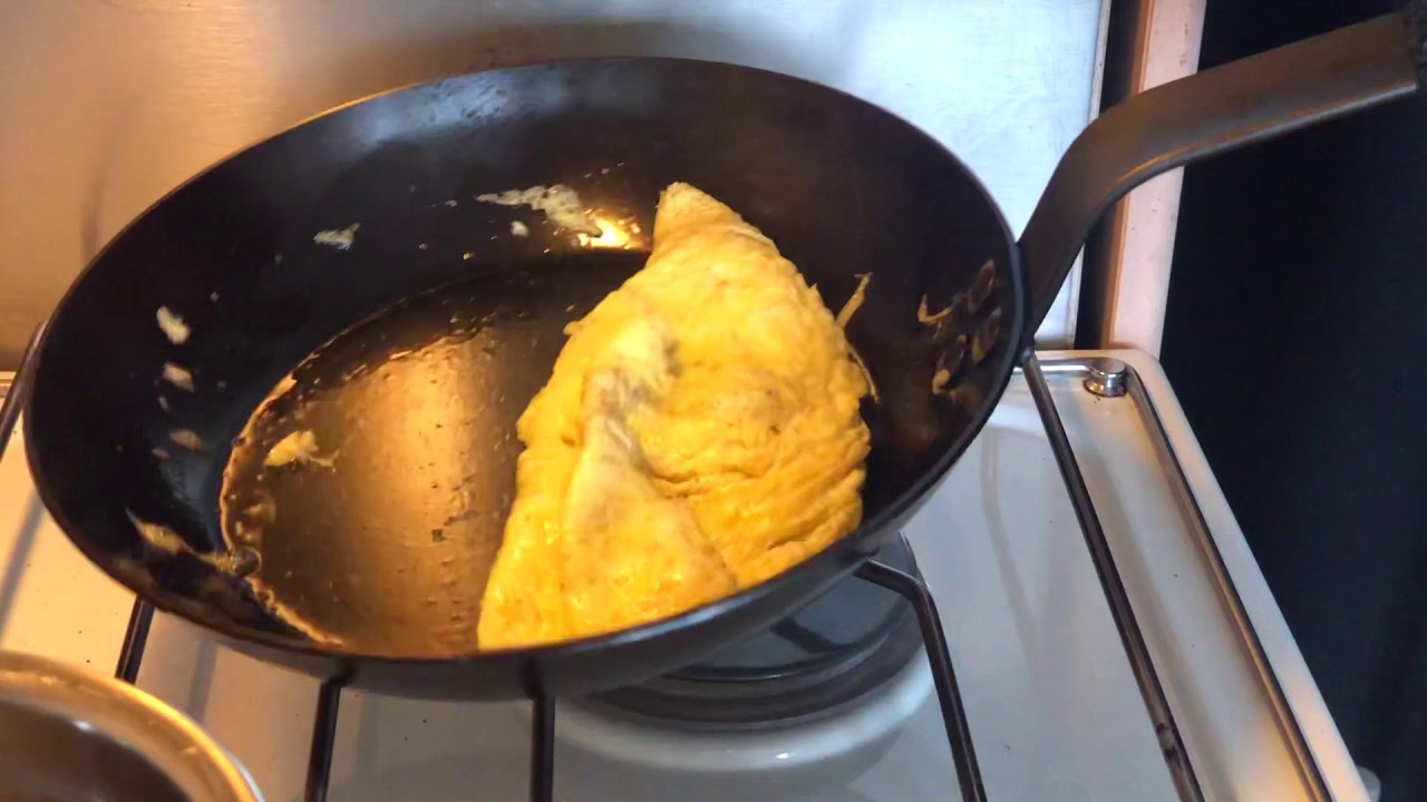30 second omelette in carbon steel pan - YouTube