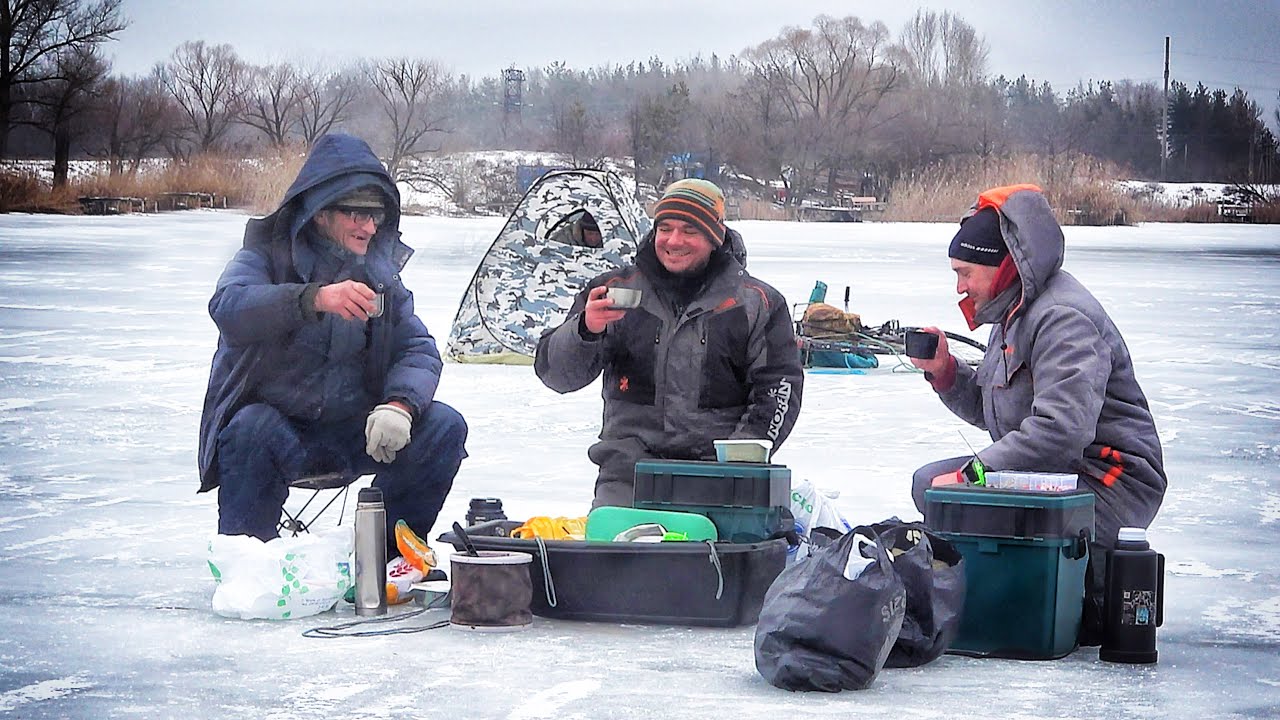 ДЕД как ЖЕРЛИЦЫ в ПЕРВЫЙ ЛЁД 2022 ЛОВИТ!!! РЫБАЛКА на ЩУКУ ЗИМОЙ с ПОПЛАВКОМ