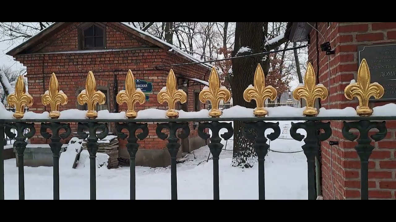 На Петровской набережной домик Петра 1 !!!