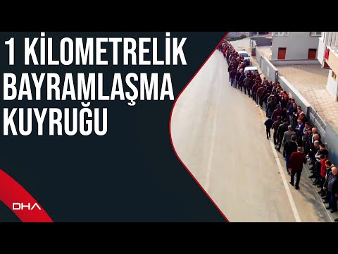 Bursa'da, mahalle sakinleri bayramlaşma sırasında 1 kilometrelik kuyruk oluşturdu