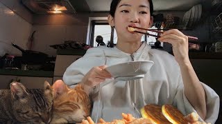 Five cats and a butler in homeHotteok and Dakbal(korean pancakes and chicken feet)