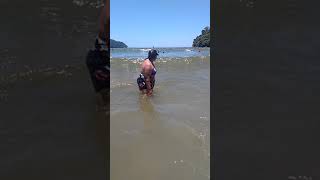 Mãezinha Se Divertindo Na Praia