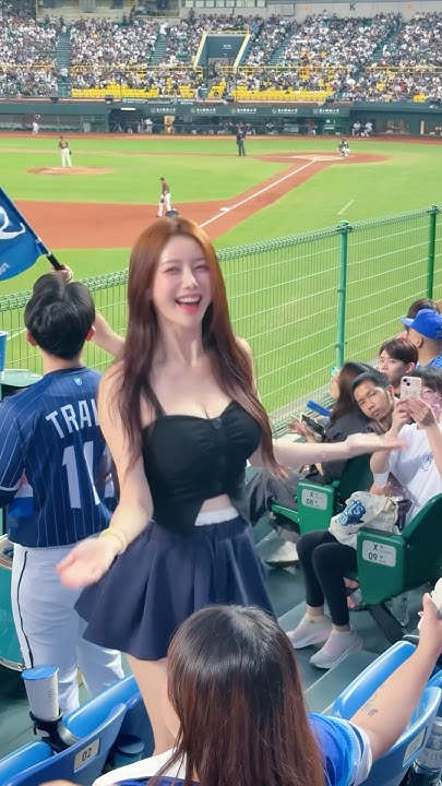 [問卦] 雅英 換新髮色又穿黑色 很像大哥女人嗎?