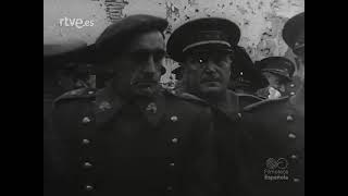 1943 01 04 NODO 1A El Caudillo entrega, en Toledo, los despachos a los nuevos Oficiales de E. M.