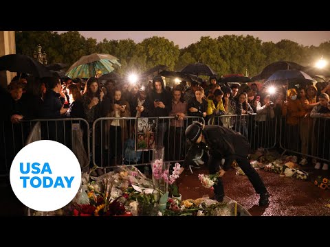 Watch: Queen Elizabeth II has died; mourners gather outside Buckingham Palace