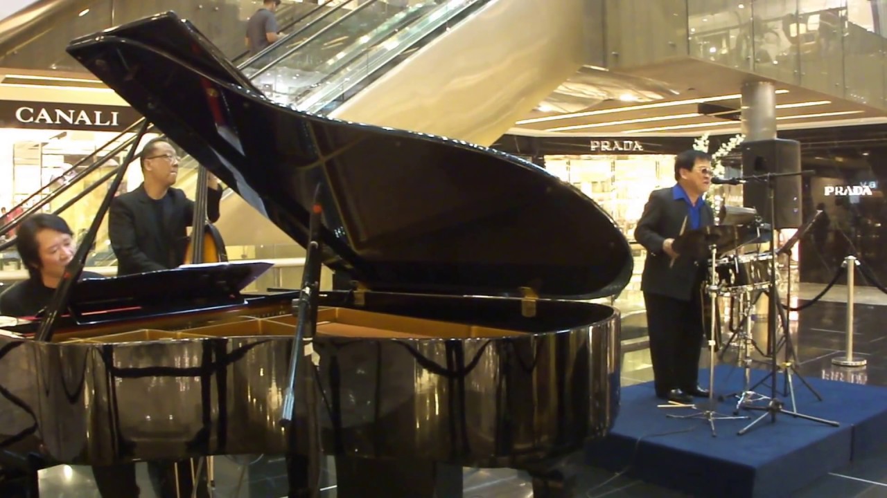 Laughter In The Rain by Louis Soliano @ Paragon Music En Vogue 20 Oct 11