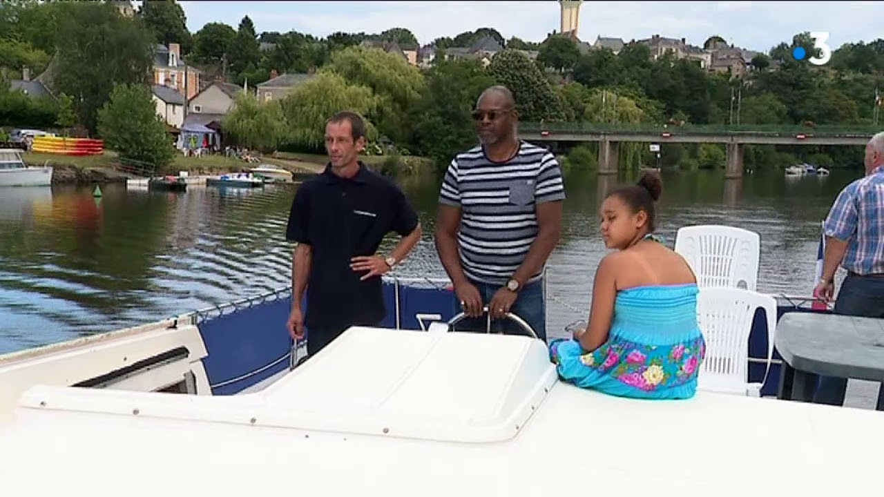 tourisme fluvial seine Croisière sur la rivière en Mayenne