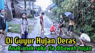 DI GUYUR HUJAN DERAS - BERJALAN DITENGAH HUJAN DERAS