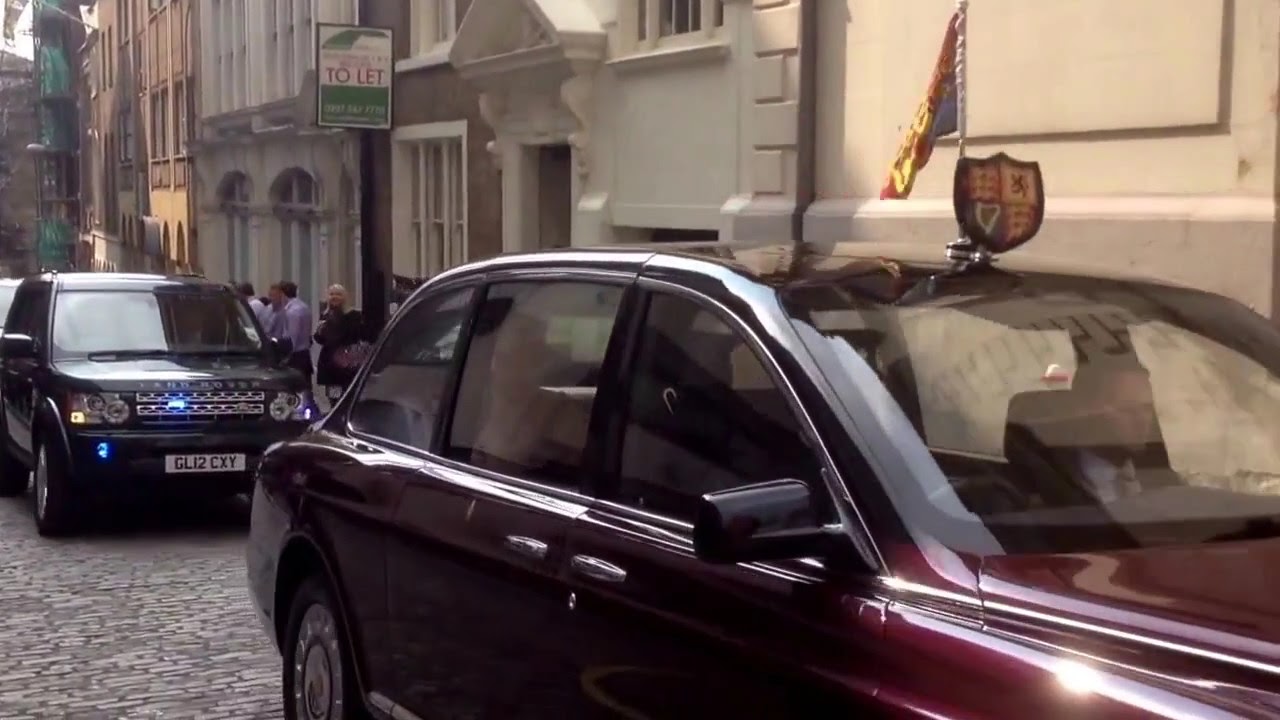 The Queen of England visits London - YouTube