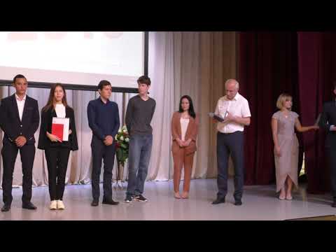 Вручение дипломов выпускникам