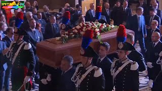 Funerali Silvio Berlusconi, l'arrivo del feretro al Duomo di Milano, accompagnata da figli e Fascina