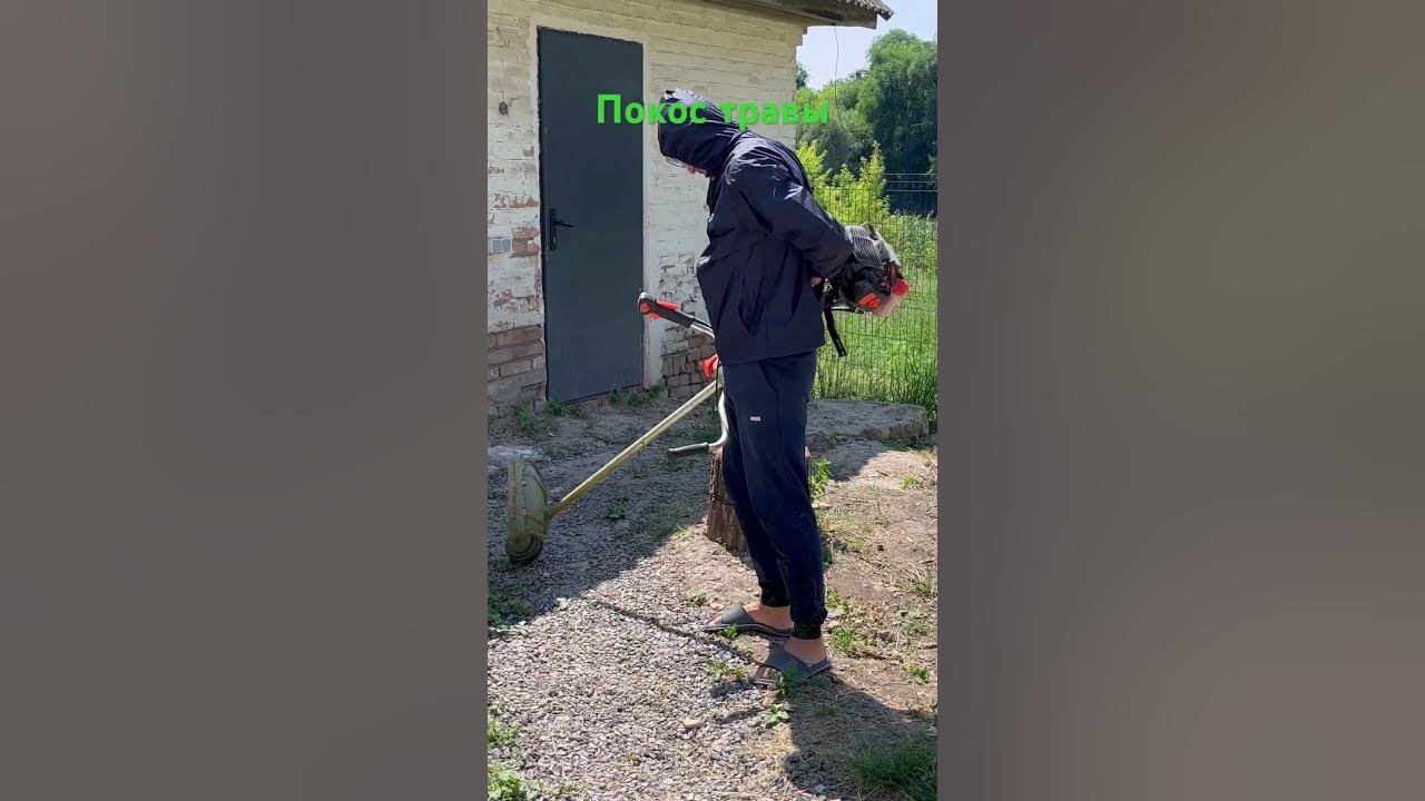 Покос газона в селе . Бензокосилка (Днепро М) - YouTube
