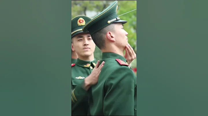 镜头拉开的一瞬间，帅爆了！中国武警（中国人民武装警察部队）兵哥哥训练眼睛流泪，仍一动不动👍 - 天天要闻