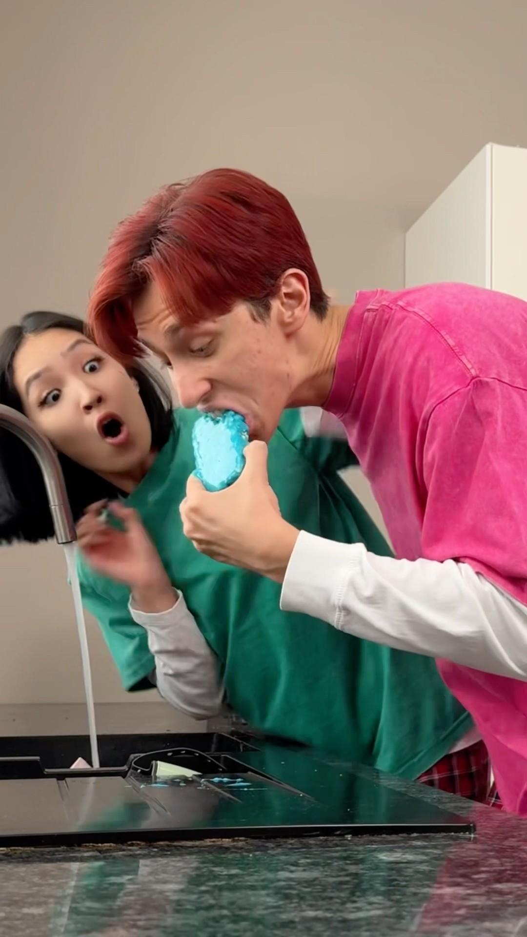 Eating sponge prank on Karina ? @karina-kola