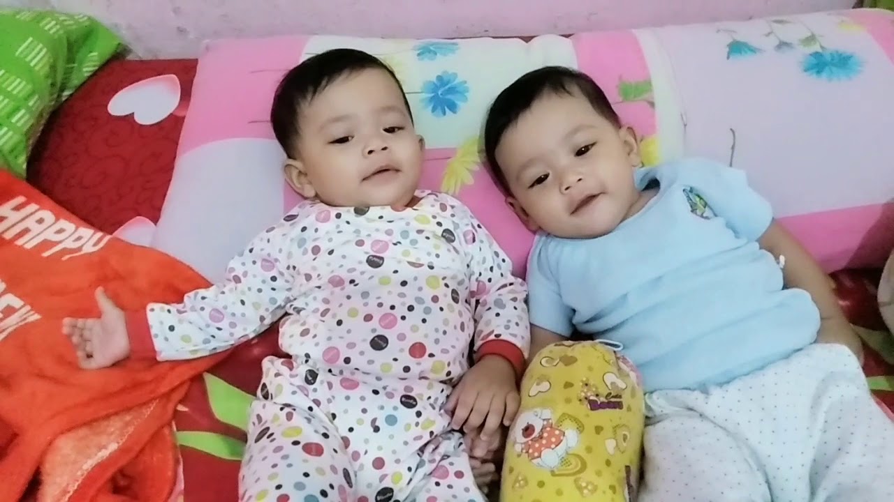 baby twin girls santai  di  kamar  hingga sadar kamera YouTube