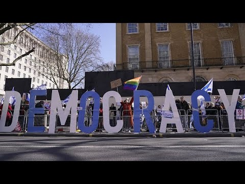 شاهد: المئات يتظاهرون دعماً للديمقراطية في لندن توازياً مع زيارة نتنياهو
 - نشر قبل 3 ساعة