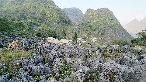 Ngôi làng cô đơn cao vút ở giữa rừng đá tai mèo Hà Giang. Nguyễn Tất Thắng