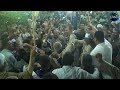 شوف المشهد الغير عادى من الجمهور امام المسرح مع قائد فرقة بنجا محمد عبد العال البنجاوى شوف المشهد الغير عادى من الجمهور امام المسرح مع قائد فرقة بنجا محمد عبد العال البنجاوى