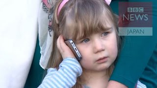 「ママが階段から落ちちゃった」　3歳エマちゃん電話を手に