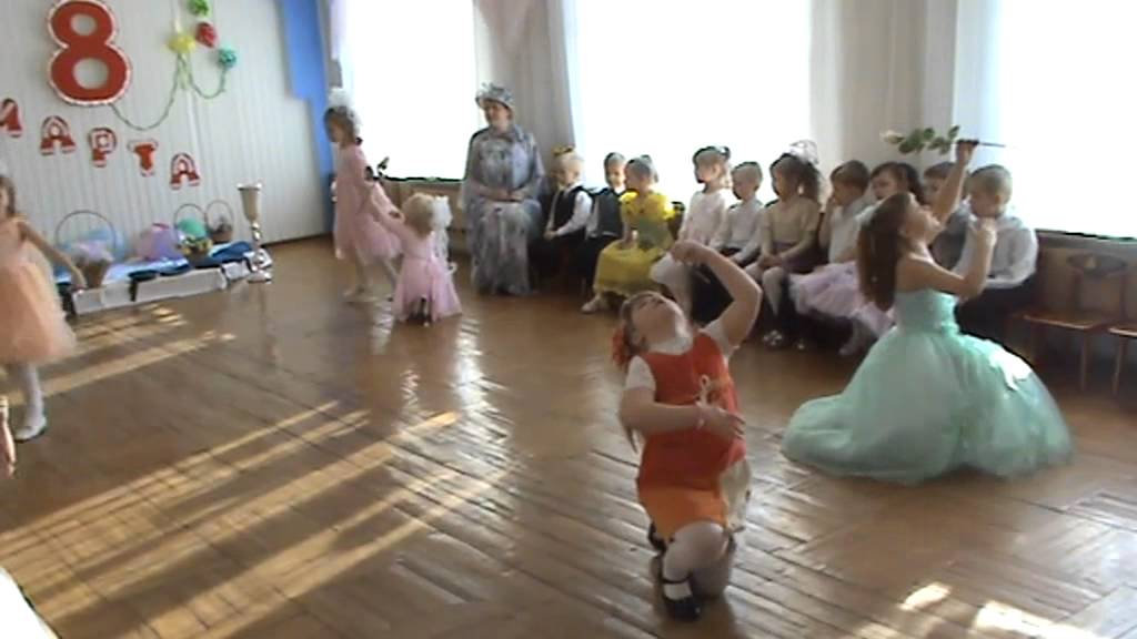 Песня 5 февральских роз у зимы свои капризы. Танец розочек в детском саду. Танец пять февральских роз. Танец огоньков в детском саду. 5 февральских роз танец в детском саду.