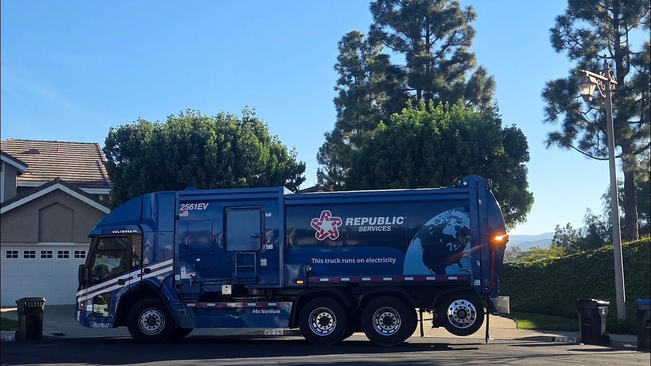 Republic Services Electric Volterra Mcneilus ZSL On Post Thanksgiving Recycle 
