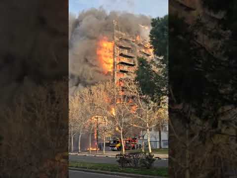 Un descomunal incendio devora un edificio de 14 plantas en el barrio de Campanar