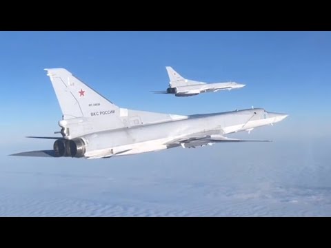 Полет бомбардировщиков Ту-22 и Су-30 России над Балтикой