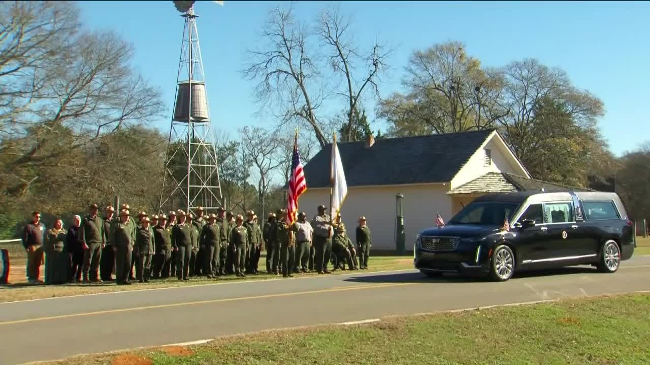 Motorcade transporting Jimmy Carter stops by boyhood home