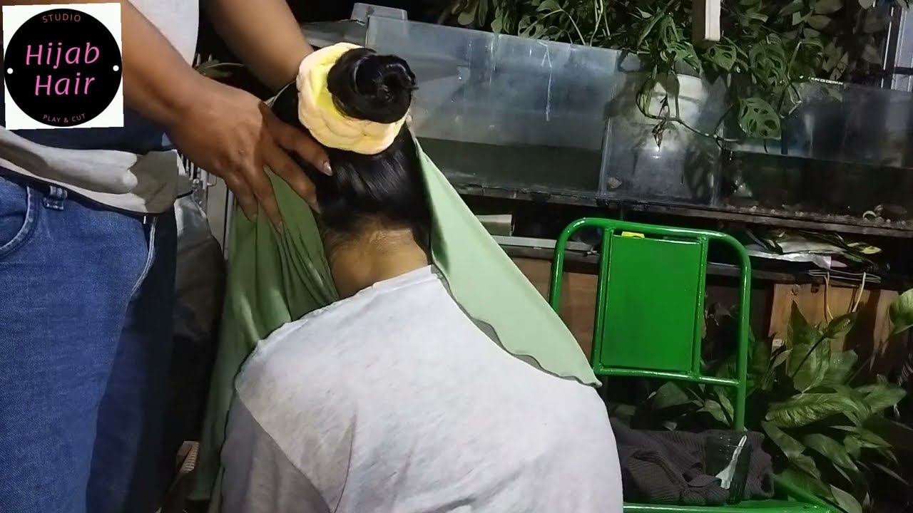 Rambut Pajang Hitam Sepantat yang ada di balik jilbab Hijaunya // Long Hair Play Hijab