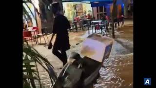 El reventón de una alcantarilla deja atrapadas a varias personas en Plaza de Independencia